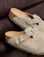 Birkenstock Boston Clogs aus Wildleder in verblasstem Khaki