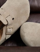 Birkenstock Boston Clogs aus Wildleder in verblasstem Khaki