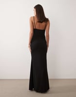 ASOS DESIGN – Maxikleid in Schwarz mit schmalen Trägern und Brustpartie mit Polka Dots