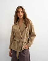 Topshop X Cara verkürzte Trenchjacke aus Denim in gewaschenem Beige, image 2 of 4