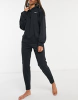 Nike – Oversize-Kapuzenpullover in Schwarz mit kleinem Swoosh-Logo im linken Brustbereich