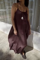 Trägerkleid mit gerafftem Volumen