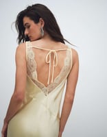 4th & Reckless – Maxikleid aus Satin in Zitronengelb mit Wasserfallausschnitt und Rückenschnürung
