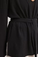 Strukturierte, fließende Bluse mit Gürtel