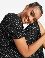 ASOS DESIGN – Strukturiertes Midikleid in Schwarz-weiß gepunktet