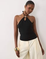 ASOS DESIGN kompaktes Baumwoll-Top mit Neckholder und Schlüssellochausschnitt mit Goldbesatz in Schwarz