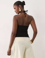 ASOS DESIGN kompaktes Baumwoll-Top mit Neckholder und Schlüssellochausschnitt mit Goldbesatz in Schwarz