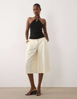 ASOS DESIGN kompaktes Baumwoll-Top mit Neckholder und Schlüssellochausschnitt mit Goldbesatz in Schwarz