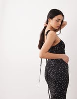 ASOS DESIGN – Kleid aus Netzstoff mit Schwalbenschwanz