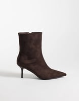 Simmi Wide Fit Simmi London Wide Fit Ember spitze Ankle-Boots in braunem Velourslederimitat, image 3 of 4