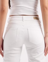 Only – Blush – Jeans in Weiß mit mittelhohem Bund und geradem Schnitt