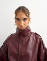 Topshop Bomberjacke aus Kunstleder mit Stehkragen und Tunnelzug in Burgunderrot, Bild 2 von 4