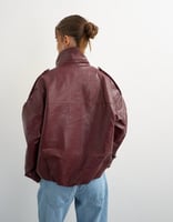 Topshop Bomberjacke aus Kunstleder mit Stehkragen und Tunnelzug in Burgunderrot, Bild 3 von 4