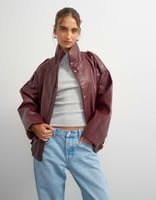 Topshop Bomberjacke aus Kunstleder mit Stehkragen und Tunnelzug in Burgunderrot, Bild 4 von 4