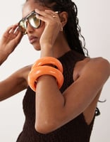 ASOS DESIGN – 2er-Pack Armreifen aus Kunstharz in Koralle