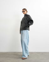 Topshop Jacke aus Kunstleder mit Stehkragen und Knopfleiste in Schwarz