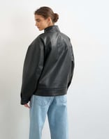 Topshop Jacke aus Kunstleder mit Stehkragen und Knopfleiste in Schwarz