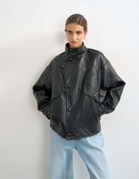 Topshop Jacke aus Kunstleder mit Stehkragen und Knopfleiste in Schwarz