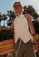 Neckholder-Top mit Knittereffekt und Knoten
