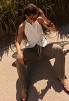 Neckholder-Top mit Knittereffekt und Knoten