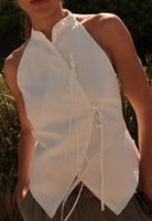 Neckholder-Top mit Knittereffekt und Knoten