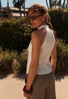 Neckholder-Top mit Knittereffekt und Knoten