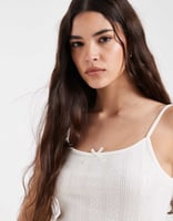 Pieces – Camisole-Oberteil aus Pointelle in Weiß mit Spitzenborte