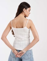 Pieces – Camisole-Oberteil aus Pointelle in Weiß mit Spitzenborte
