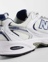New Balance – 530 – Sneaker in Weiß und Grau