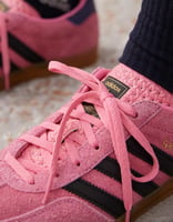 adidas Originals – Gazelle Indoor – Sneaker in Rosa und Schwarz mit Gummisohle