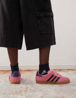 adidas Originals – Gazelle Indoor – Sneaker in Rosa und Schwarz mit Gummisohle