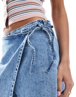 ASOS DESIGN – Jeans-Skort in Mittelblau mit A-Linien-Schnitt
