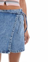 ASOS DESIGN – Jeans-Skort in Mittelblau mit A-Linien-Schnitt