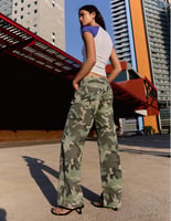 Bershka Straight-Fit-Hose mit Print