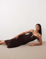 Bardot – Karla – Midi-Trägerkleid aus Spitze und Netzstoff in Schokobraun mit goldfarbenem Besatz