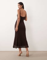 Bardot – Karla – Midi-Trägerkleid aus Spitze und Netzstoff in Schokobraun mit goldfarbenem Besatz