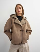 Topshop Kapuzenjacke aus Shearling mit Knebelverschluss in Braun, image 2 of 4