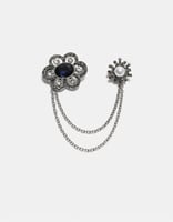 Stradivarius Brosche mit Schmuckkette in Grau