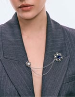 Stradivarius Brosche mit Schmuckkette in Grau