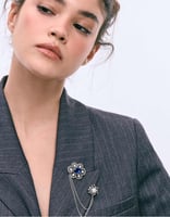 Stradivarius Brosche mit Schmuckkette in Grau