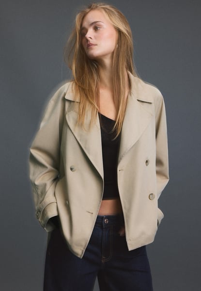 Kurzer fließender Trenchcoat mit Gürtel