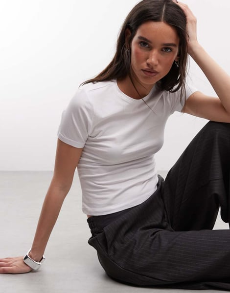 Weekday – Schmal geschnittenes T-Shirt in Weiß