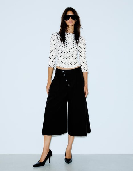 Bershka Langärmeliges Shirt mit Bateau-Ausschnitt