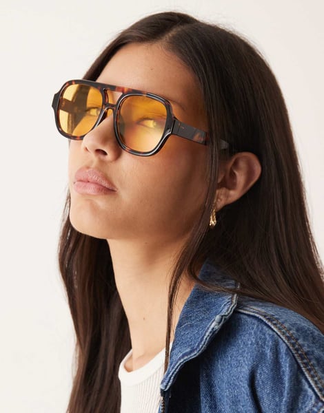 ASOS DESIGN – Piloten-Sonnenbrille in milchiger Schildpattoptik mit gelben Gläsern