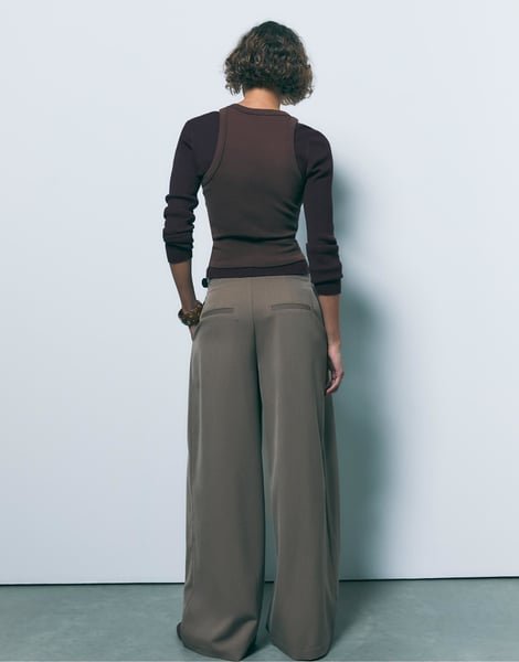 Stradivarius – Lange Hose in Braun mit Abnähern und Gürtel