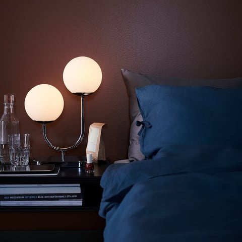 SIMRISHAMN Tischleuchte, verchromt/opalweiß Glas, 42 cm