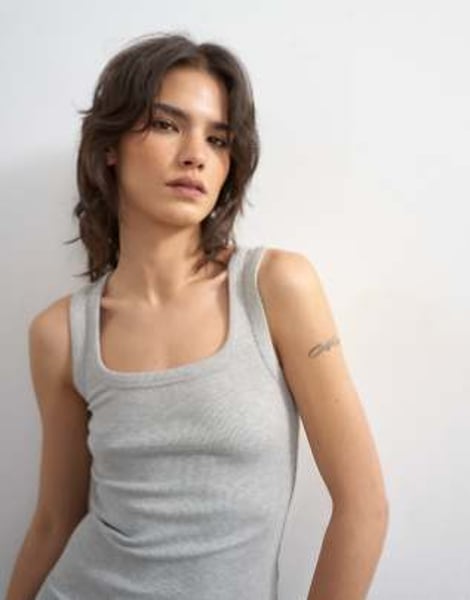 Topshop – Geripptes Trägertop in Grau meliert mit U-Ausschnitt