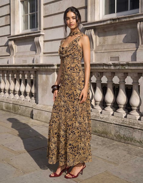 Pretty Lavish Chiffon-Maxikleid mit Wasserfallausschnitt und Schal-Detail in braunem Leopardenmuster