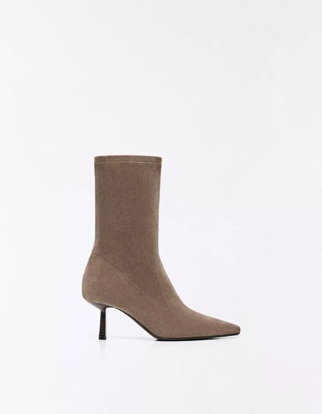 Bershka Eng anliegende Stiefeletten mit Kitten-Heels