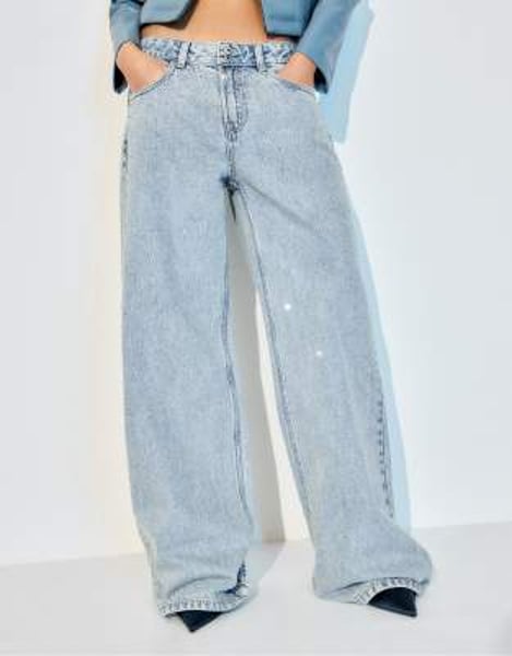 Stradivarius – Jeans in mittlerem Hellblau mit niedrigem Bund und weitem Bein